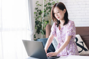 fukugyo206140001 TP V4 バッテリーの処分方法を調べる女性 不用品回収業者への依頼を検討する女性