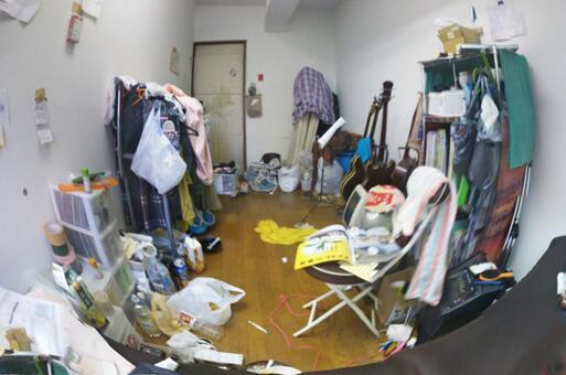b4c6f0619cae20f05d9ea11857793ee2 物が散らかった汚い部屋、ビフォー写真