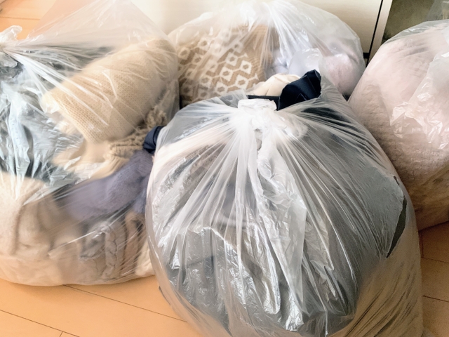 32556464 s 断捨離した服の処分に業者がおすすめの理由4選