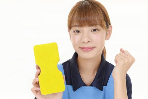 61211bce7723c942a2f6de6dee2f6119 ちょっと汚い部屋の掃除方法を解説する女性