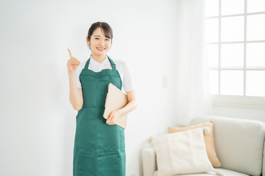 AdobeStock 469622137 汚部屋の掃除を代行業者に依頼するべき理由を説明する人