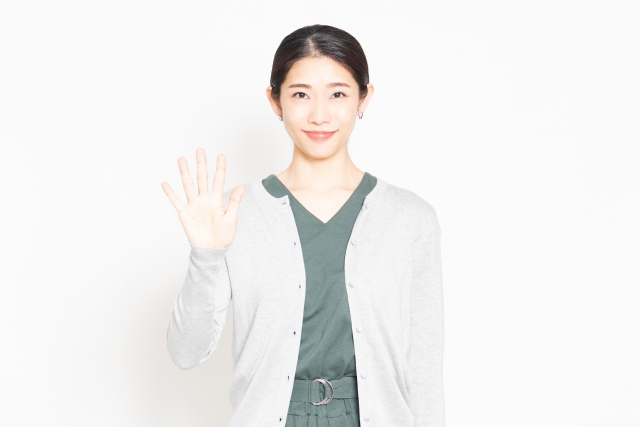 24894948 s 寝室の断捨離の手順を解説する女性