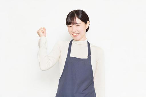 a6e72f12833e782b6c6ac8248790756b 寝室の断捨離の手順を解説する女性